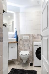 La salle de bains est pourvue de toilettes, d'un lave-linge et d'un sèche-linge. dans l'établissement Lucky 54 Apartment, à Budapest