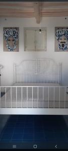 da Massimo في سانتا مارينا سالينا: سرير ابيض في غرفه بلاط ازرق