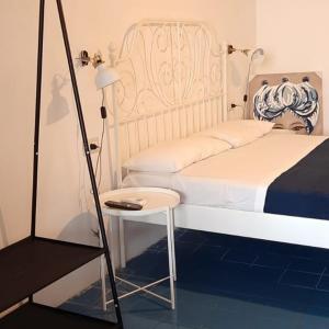 1 dormitorio con cama, mesa y espejo en da Massimo, en Santa Marina Salina