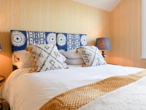 達特茅斯的住宿－Celadon，卧室配有白色床和蓝色及白色枕头