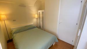 - une petite chambre avec un lit et deux lampes dans l'établissement I Tetti di Via Corradi, à Sanremo