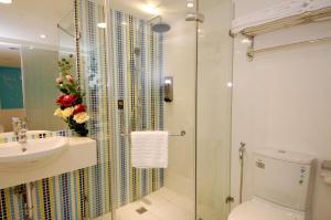 حمام في Season 5 Inn