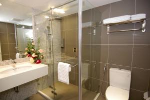 حمام في Season 5 Inn