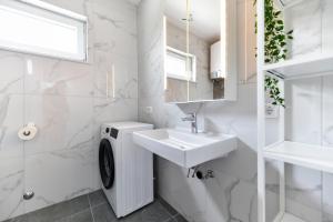 Un baño blanco con lavabo y lavadora. en Mijatović holidays Sunset Villa Mandre min 4 nights stay, en Mandre 59 fotos más