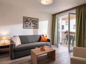 sala de estar con sofá y mesa en Appartements Pungg, en Fügen