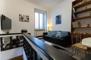 sala de estar con sofá y mesa en Acquario 1' Free Wifi & Netflix ''Typical Italian House'' By TILO Apartment's en Génova