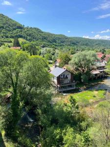 einen Luftblick auf ein kleines Dorf mit einem Fluss in der Unterkunft Kuća na vodi Ilma in Kulen Vakuf