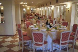 a dining room with a long table and chairs at Hotel Real in Sottomarina