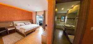 Säng eller sängar i ett rum på Hotel Mostar