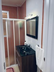 a bathroom with a sink and a mirror at Paradise Sol Apartamento en Los Alcázares in Los Alcázares
