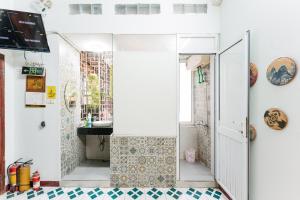 y baño con lavabo y espejo. en An Family Homestay, en Hanói
