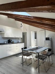 cocina con mesa y sillas en una habitación en CasaNico, en Trieste