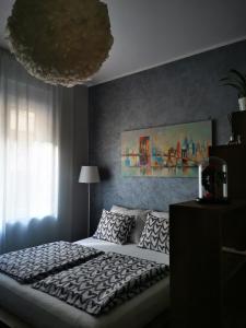 Un dormitorio con una cama grande y una ventana en Apartman Jovana 2 en Belgrado