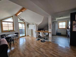 a living room with a table and some chairs at Ferienwohnung nähe Chiemsee (30 Min.) in Unterneukirchen