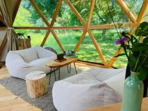 Posedenie v ubytovaní Dôme insolite Lichen jacuzzi et petits-déjeuners inclus