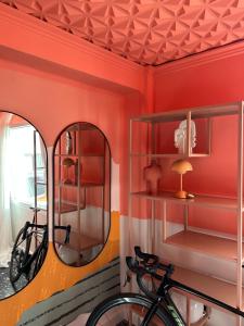 Habitación naranja con bicicleta y espejo en Apartamento No5 en Gandía