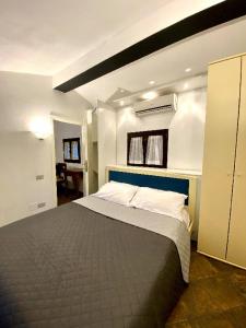 1 dormitorio con 1 cama grande en una habitación en Country house in Maremma Villa Mafalda, en SantʼAntonio