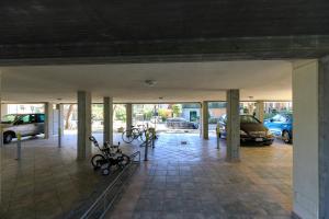 - un parking avec des vélos garés dans un garage dans l'établissement Residence Rivaverde, à Marina di Ravenna