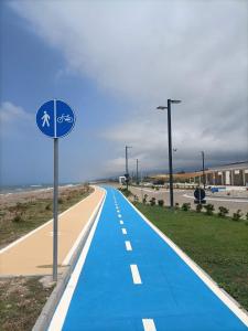Torrenova的住宿－Tesori Siciliani，一条蓝色的路,路旁有标志