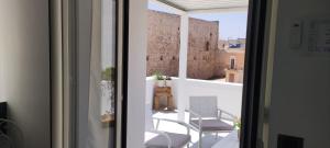 balcón con sillas y vistas a un edificio en suite la corte en Sannicandro di Bari