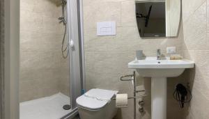 La salle de bains est pourvue de toilettes, d'un lavabo et d'une douche. dans l'établissement B&B La casa di Betty, à Albanella