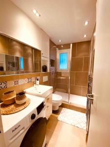 uma casa de banho com um lavatório, um WC e um chuveiro em Studio bohème avec jardinet sans vis à vis em La Croix-Valmer
