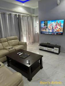 sala de estar con sofá y TV de pantalla plana en Ifson Home_1 en Kankamsen