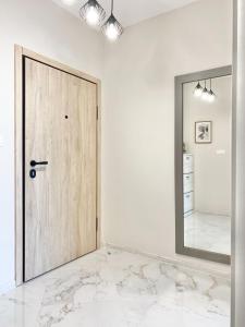 Cette chambre comprend une porte et un miroir. dans l'établissement Comfort & Classy 1Bed Аpartment for 4 Guests, à Plovdiv