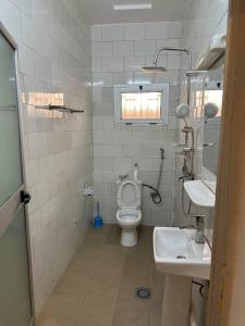 baño con aseo y lavabo y ventana en Ifson Home_1 en Kankamsen