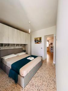una camera con un grande letto di La casa nel borgo a Cantalupo in Sabina