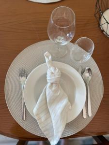 un plato con una servilleta en una mesa con un vaso en Cantinho da Rosa - Terras de Bouro en Terras de Bouro