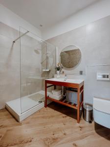 un bagno con lavandino e specchio di Apartment Papedoni Pula a Pola (Pula)