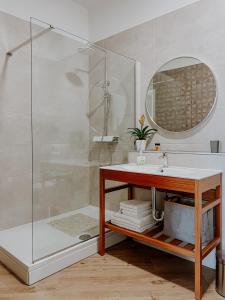 un bagno con lavandino e doccia in vetro di Apartment Papedoni Pula a Pola (Pula)