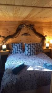 una camera con letto e soffitto in legno di La Bohème a Surville