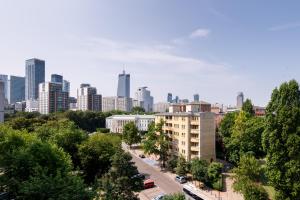 uitzicht op een stad met gebouwen en bomen bij Przechodnia 2 - Good Apartments in Warschau