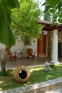 een patio met een boom en een huis bij Dolce Vita Luxury Bungalows in Bodrum City