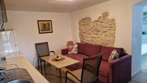een woonkamer met een bank en een tafel bij Apartman Karla in Mostar
