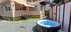 Vila Zeus في كريستيان: حوض استحمام ساخن في الحديقة الخلفية للمنزل