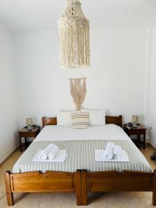 una camera da letto con un letto e due asciugamani di Kirki Rooms & Studios on the Hill a Paroikia