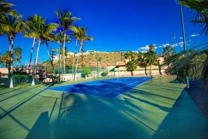 einen Tennisplatz mit Palmen darüber in der Unterkunft Araiza Palmira Hotel y Centro de Convenciones in La Paz