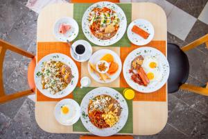 einen Tisch mit Teller mit Lebensmitteln darüber in der Unterkunft Araiza Palmira Hotel y Centro de Convenciones in La Paz