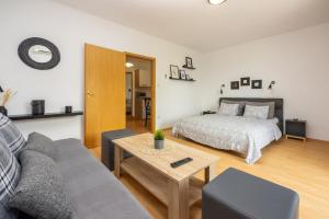 ein Wohnzimmer mit einem Bett und einem Tisch in der Unterkunft Apartments Claudia in Crikvenica
