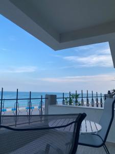 einen Balkon mit einem Tisch und Meerblick in der Unterkunft Lemon in Costinești