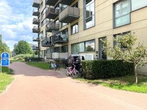 コペンハーゲンにあるCozy One Bedroom Apartment On Edvard Thomsens Vej,の自転車が前に停まった建物
