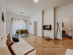 un soggiorno con divano e sala da pranzo di Apartment Papedoni Pula a Pola (Pula)