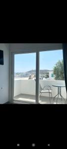 阿達瑪斯的住宿－suite diminutif，天井的窗户享有风景,配有桌子