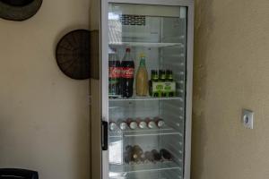 - un réfrigérateur ouvert rempli de bouteilles et de boissons dans l'établissement Quinta dos Pinheiros, à Estanqueiro