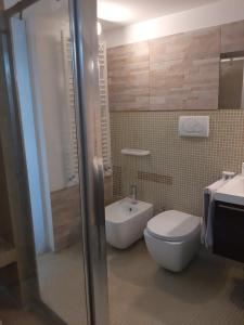 La salle de bains est pourvue de toilettes et d'un lavabo. dans l'établissement loft giulia, à Bari