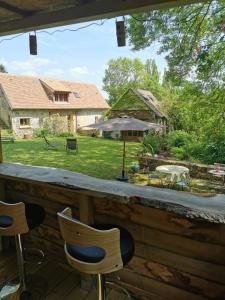 Aussicht von der Veranda eines Hauses mit Stühlen in der Unterkunft Domaine de la Folicoeur in Sainte-Colombe-près-Vernon