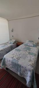 a room with two beds in a room at Iquique, ED. MATIZ CAVANCHA in Iquique